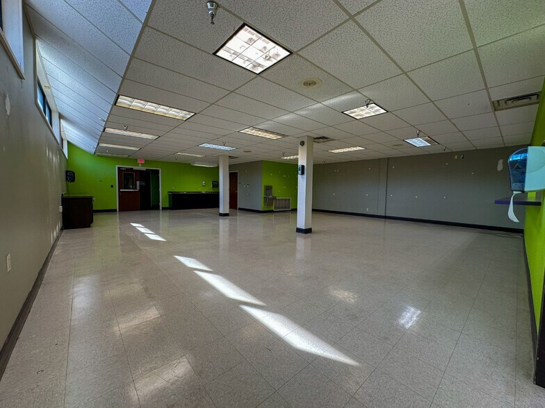 More Photos Of 806 Willowcreek Dr, Jacksonville Warehouse For Lease