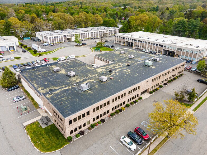 More Photos Of 32 Spruce St, Oakland Flex For Lease