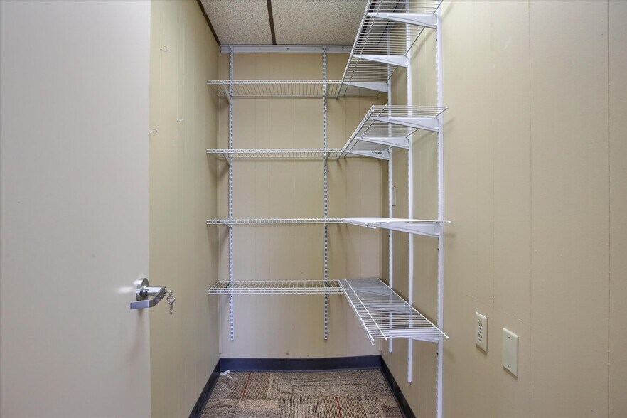 More Photos Of 55 W Shortcut Rd, Newport Loft Creative Space For Sale
