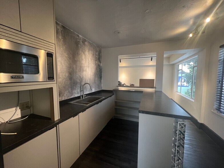 More Photos Of 7540-7542 Fay Ave, La Jolla Storefront Retail Office For Lease