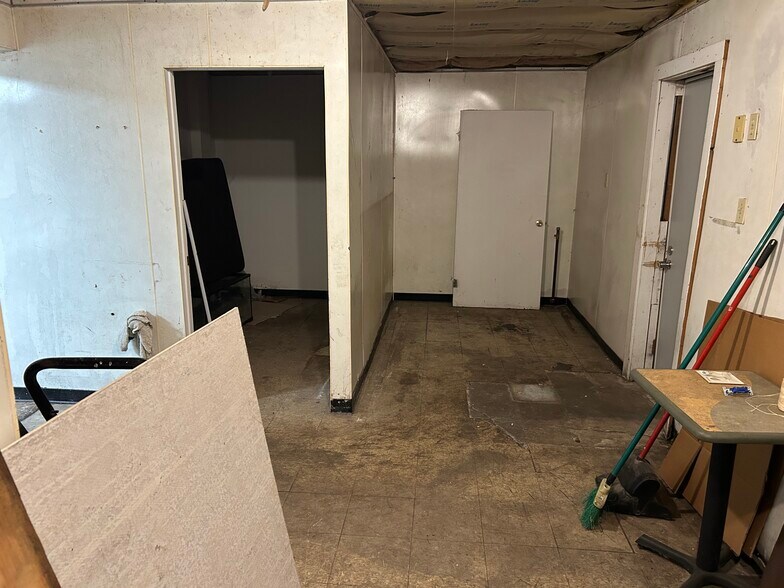 More Photos Of 127 S State St, South Whitley Freestanding For Lease