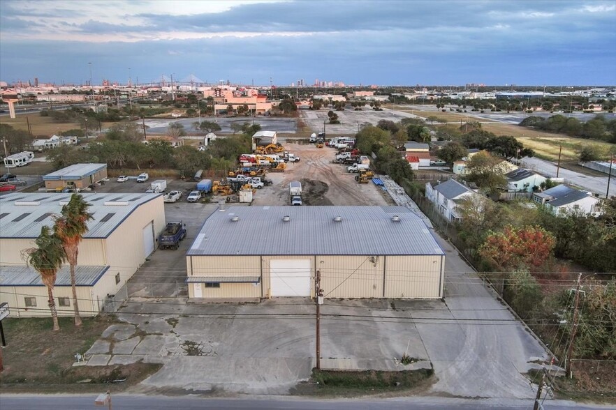 More Photos Of 820 Mcbride Ln, Corpus Christi Warehouse For Lease