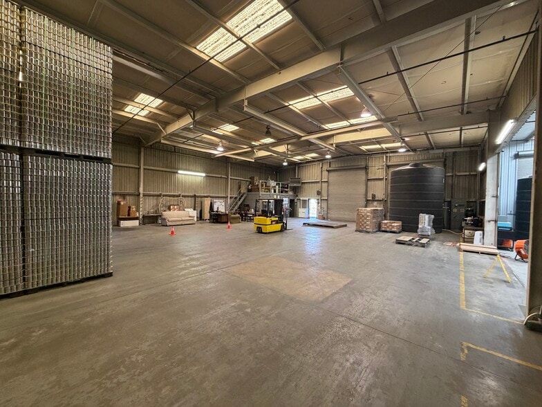More Photos Of 65 S Lotas St, Porterville Warehouse For Lease