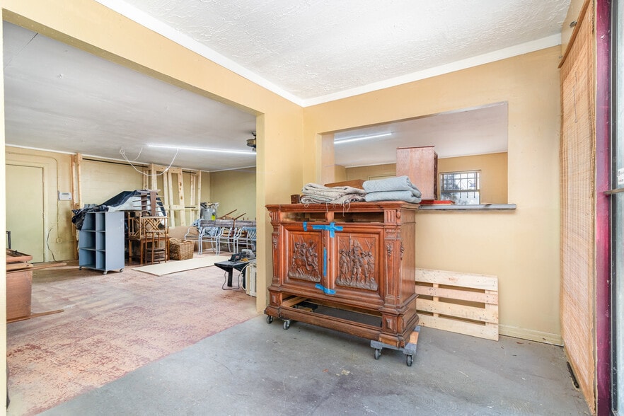 More Photos Of 2516 S Sanford Ave, Sanford Convenience Store For Sale