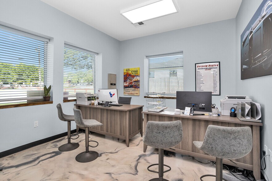 More Photos Of 1308 N Frazier St, Conroe Service For Sale