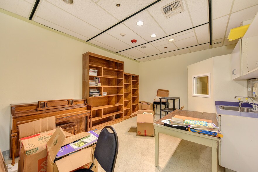 More Photos Of 4718-4740 Engle Rd, Carmichael Loft Creative Space For Lease