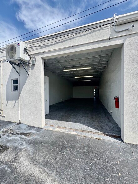 More Photos Of 692-702 SW 15th St, Pompano Beach Light Distribution For Lease