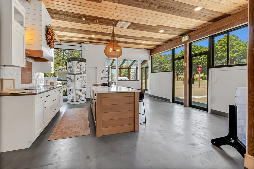 More Photos Of 11104 Gravelly Lake Dr SW, Tacoma Freestanding For Sale