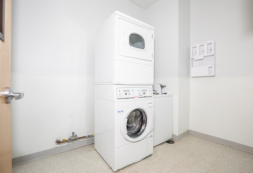 More Photos Of 1080 Corporate Blvd, Aurora Warehouse For Sale