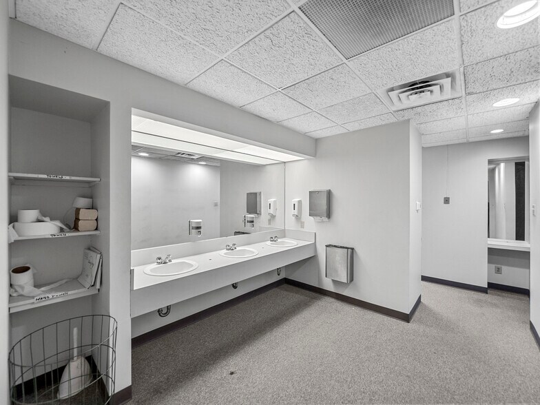More Photos Of 375 Municipal Dr, Richardson Office For Sale