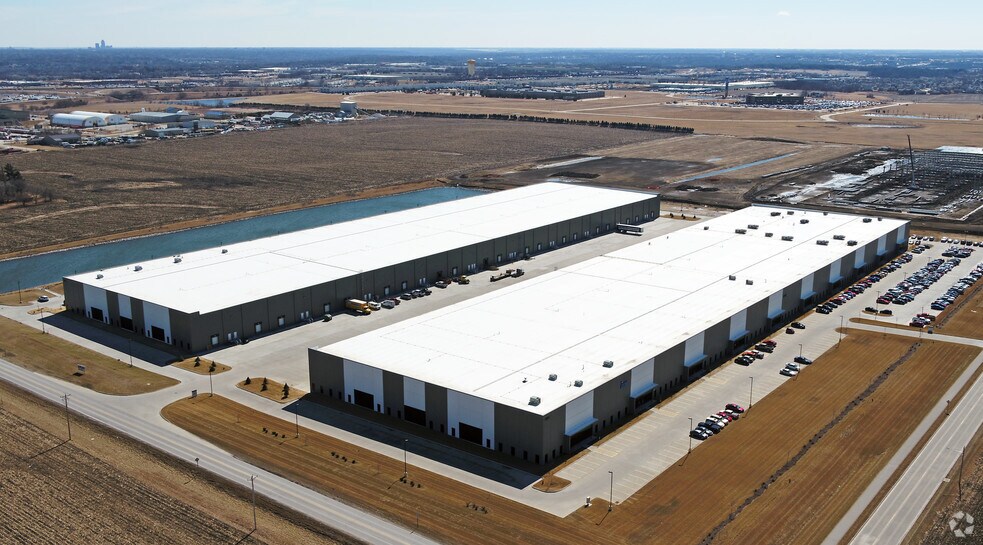 More Photos Of 200 SE 37th St, Grimes Distribution For Lease