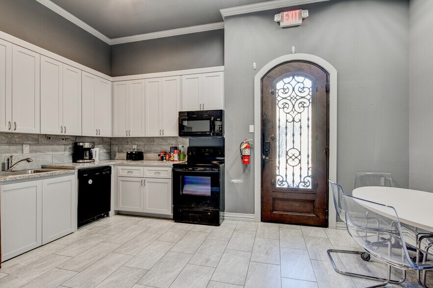 More Photos Of 8821 Davis Blvd, Keller Medical For Lease