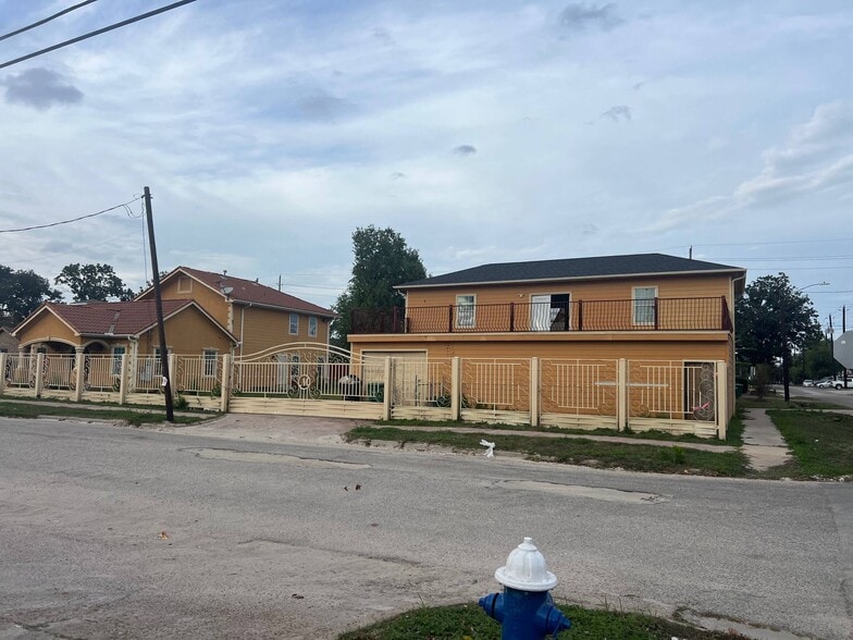 More Photos Of 7844 Avenue E, Houston Convenience Store For Sale