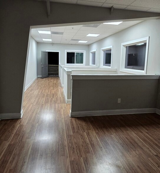 More Photos Of 913 Cobb Pky N, Marietta Warehouse For Lease