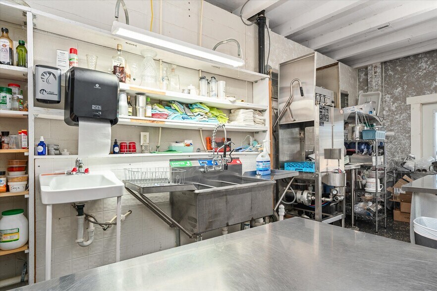 More Photos Of 142 West Ave, Crossville Medical For Sale