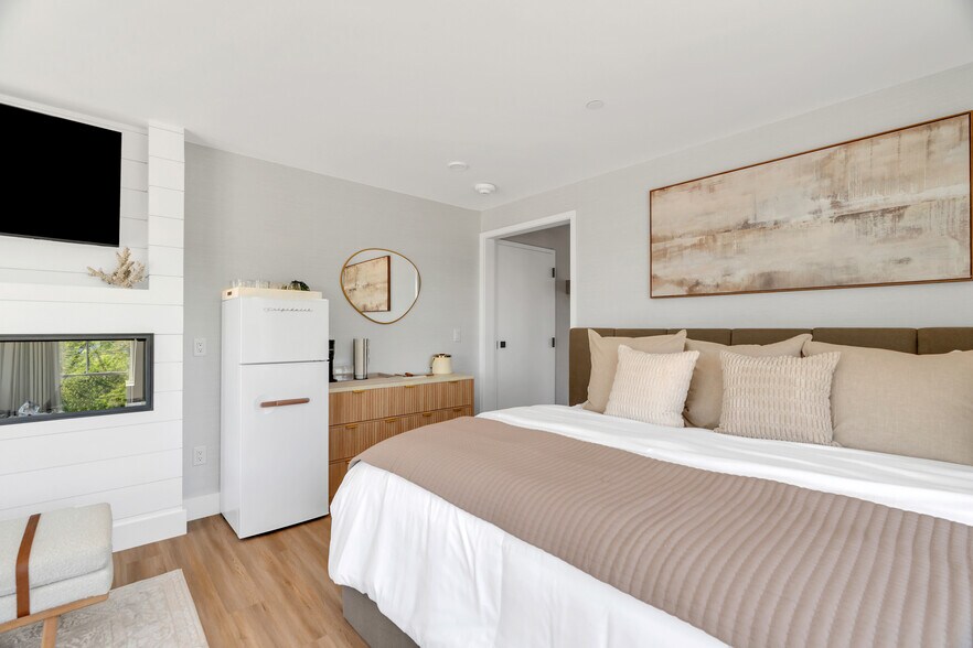 More Photos Of 32 Broadway Ave, Mystic Hotel For Sale
