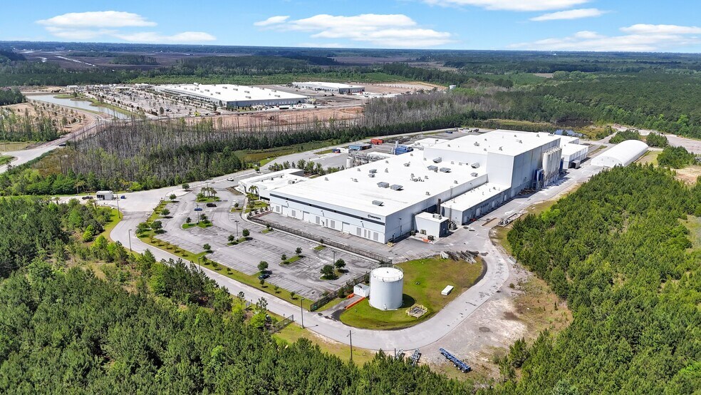 More Photos Of 1 Ceasarstone Dr, Richmond Hill Manufacturing For Sale