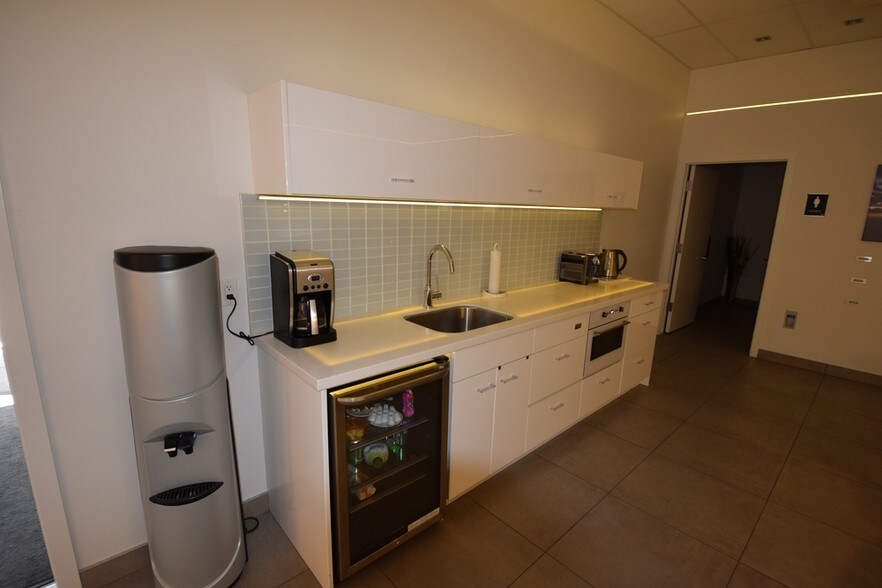 More Photos Of 512 Manitou Rd, Calgary Showroom For Lease