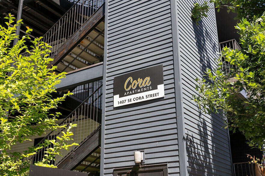 More Photos Of 1407 SE Cora St, Portland Restaurant For Sale