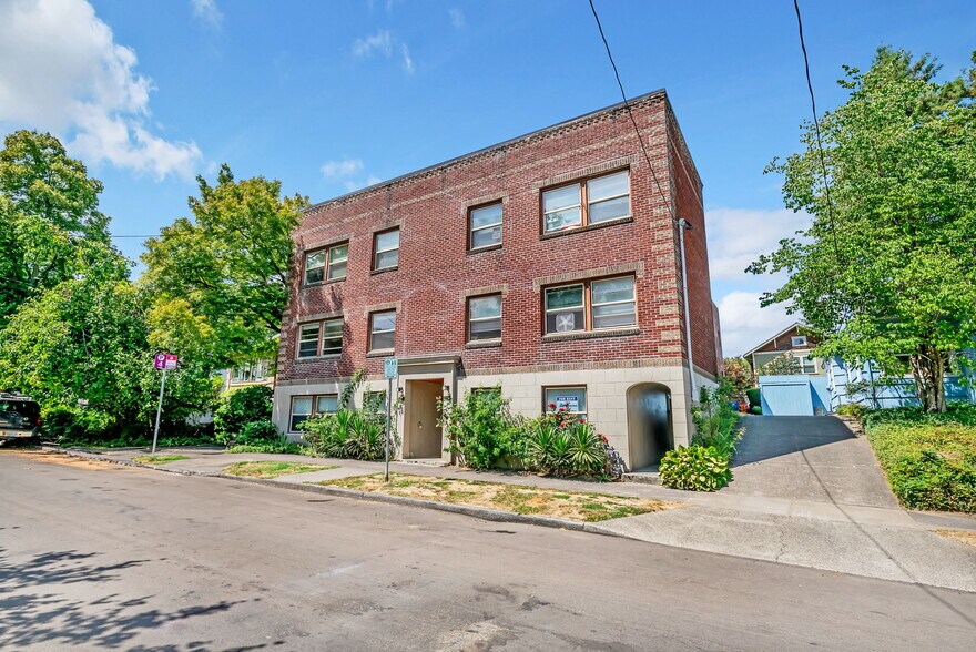 More Photos Of 2455 NW Quimby St, Portland Apartments For Sale