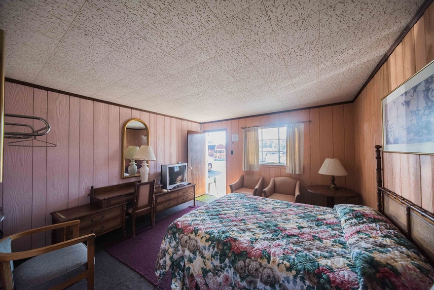 More Photos Of 225 Sturgis Rd, Marion Hotel For Sale