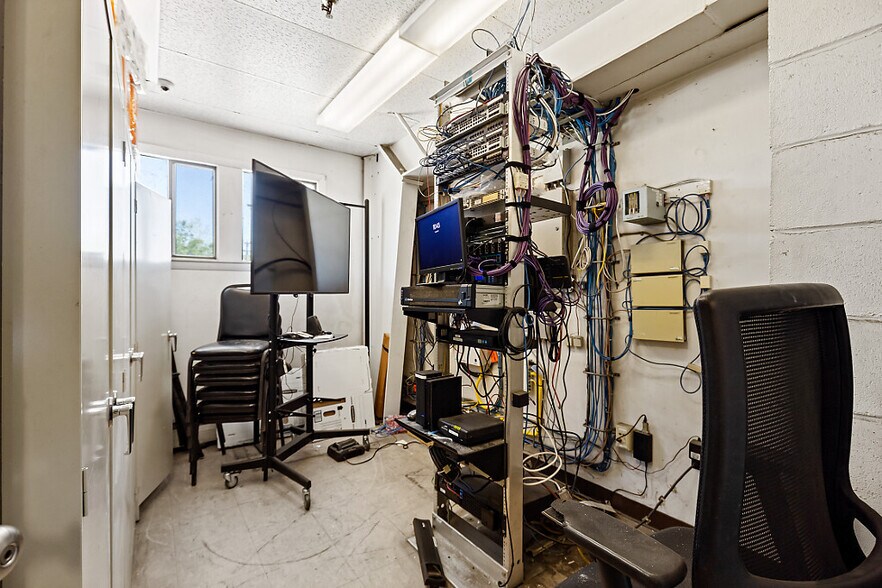 More Photos Of 122 Lyons Rd, Sidney Industrial For Sale