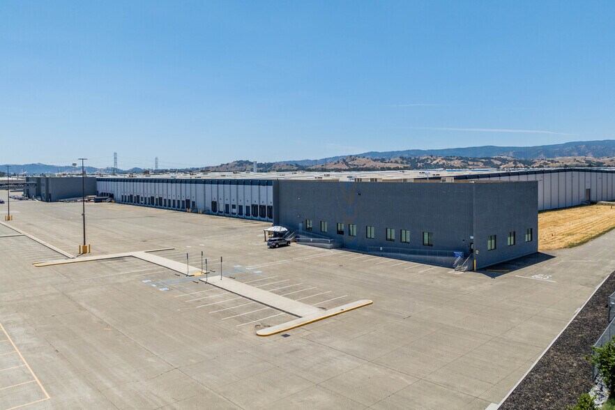 More Photos Of 700 Crocker Dr, Vacaville Distribution For Lease