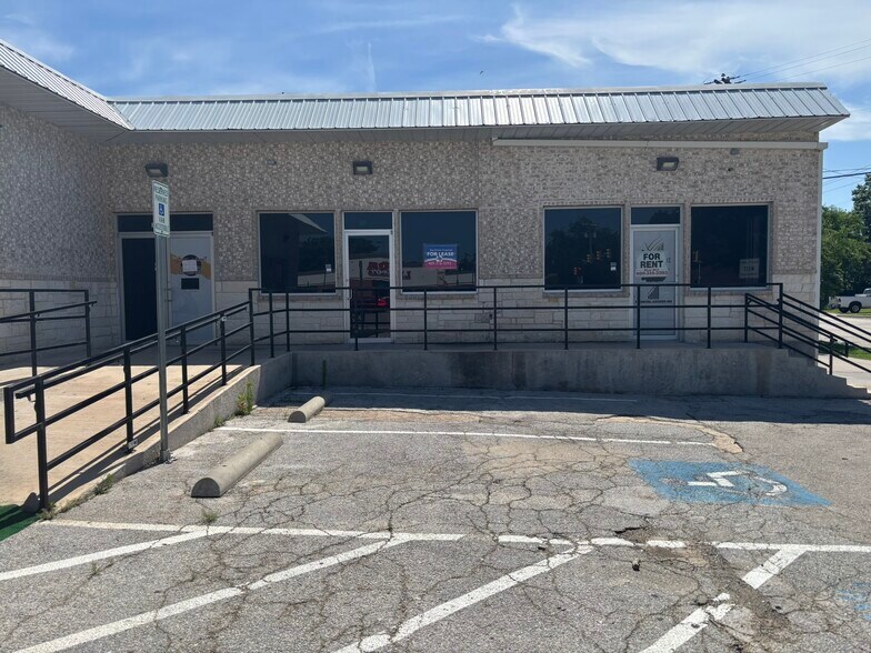 More Photos Of 5617 Mccart Ave, Fort Worth Restaurant For Lease