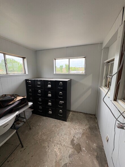 More Photos Of 300 Aspen ln, Van Light Distribution For Lease