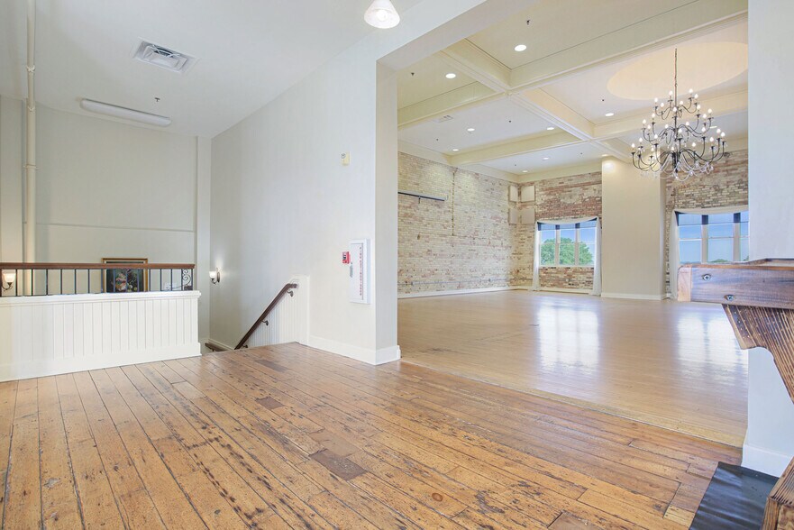 More Photos Of 356 W Western Ave, Muskegon Storefront For Sale