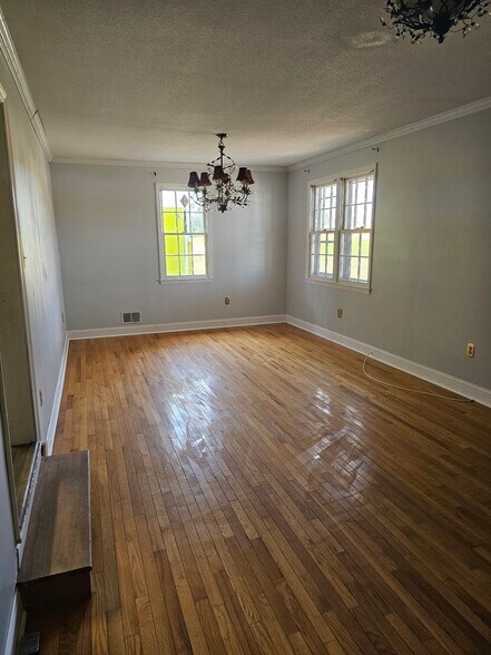 More Photos Of 124 Cedar Rd, Lexington Office For Lease