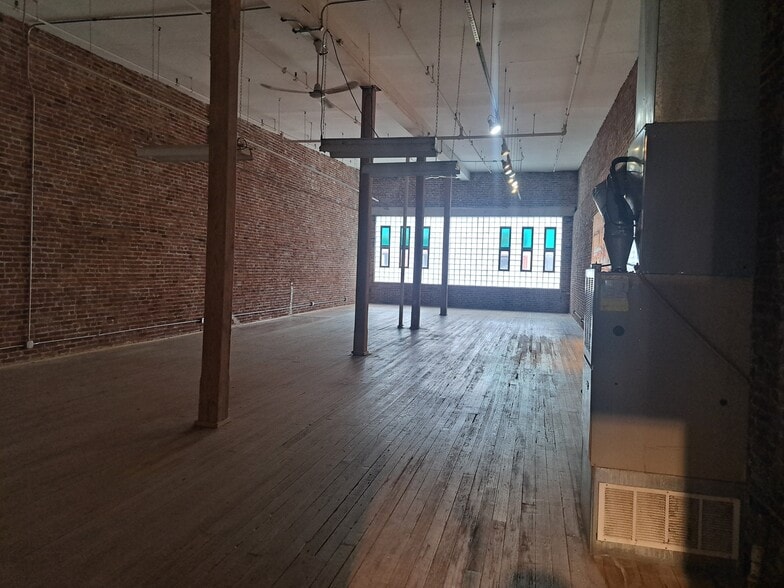 More Photos Of 1319 Washington Ave, Saint Louis General Retail For Sale