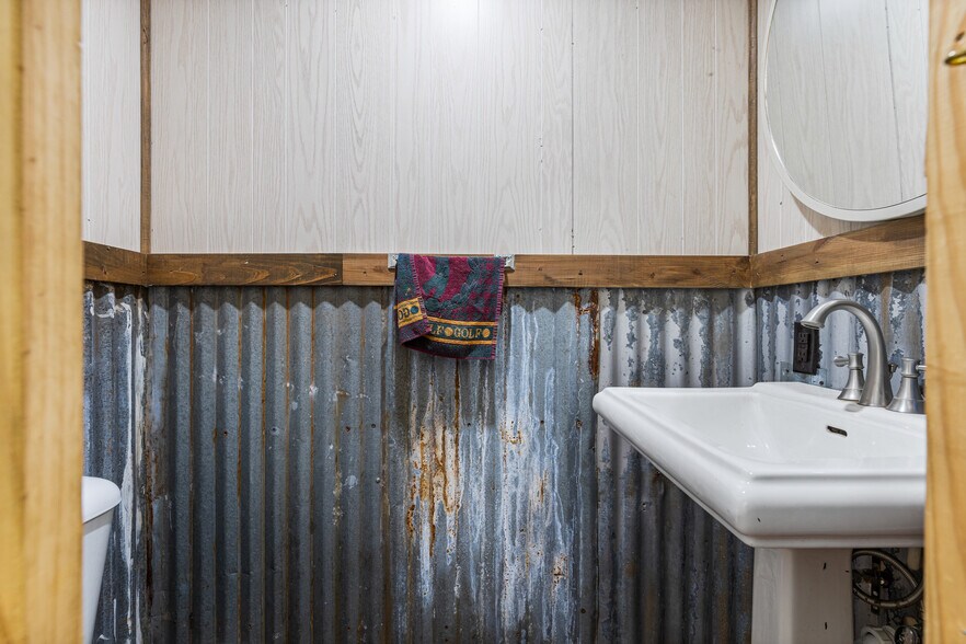 More Photos Of 819 N Main St, Gladewater Flex For Sale