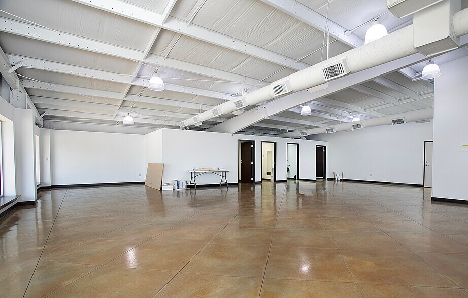 More Photos Of 4285 Hwy 31 W, Tyler Showroom For Lease