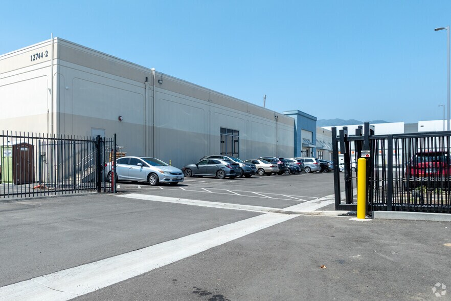 More Photos Of 12772 San Fernando Rd, Sylmar Warehouse For Lease