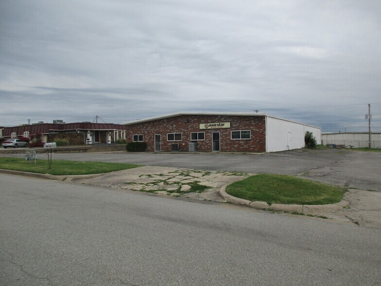 More Photos Of 7619-7621 E 46th Pl, Tulsa Showroom For Sale