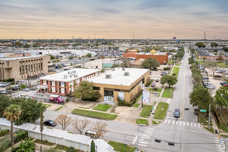 More Photos Of 6300 Gulfton St, Houston Office For Sale