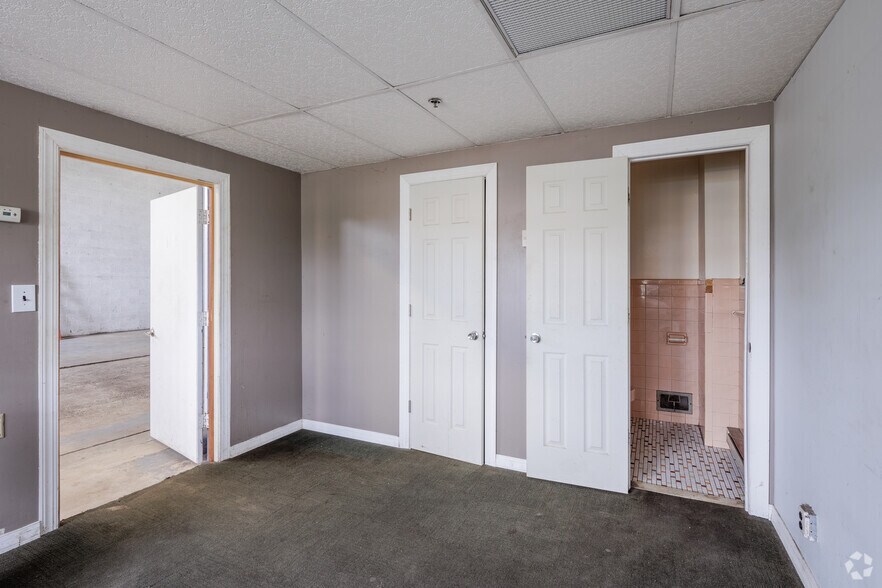 More Photos Of 403-405 W Pleasantview Ave, Hackensack Light Manufacturing For Sale