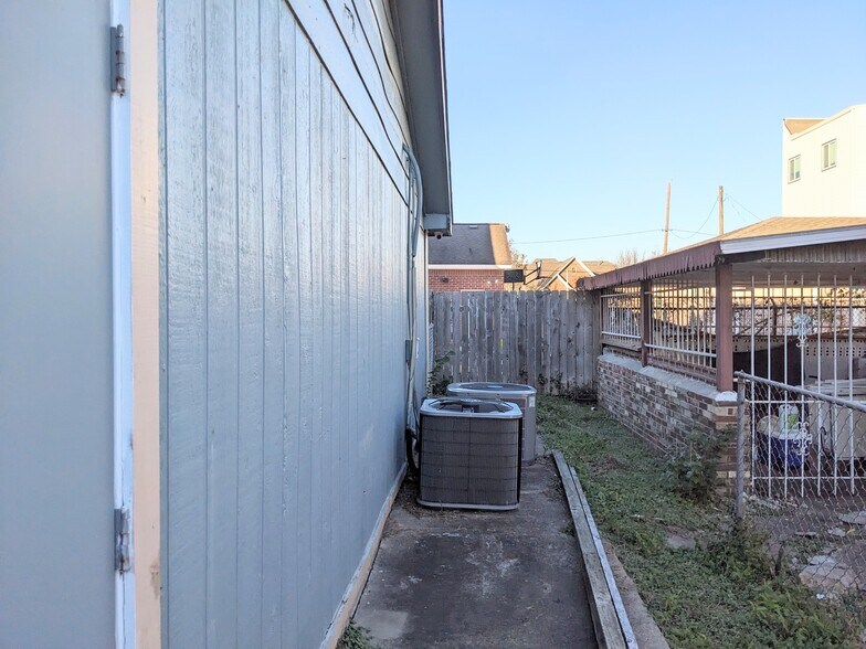 More Photos Of 3605 Amos st st, Houston General Retail For Lease