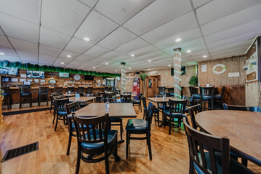 More Photos Of 706 S Washington St, Circleville Bar For Sale