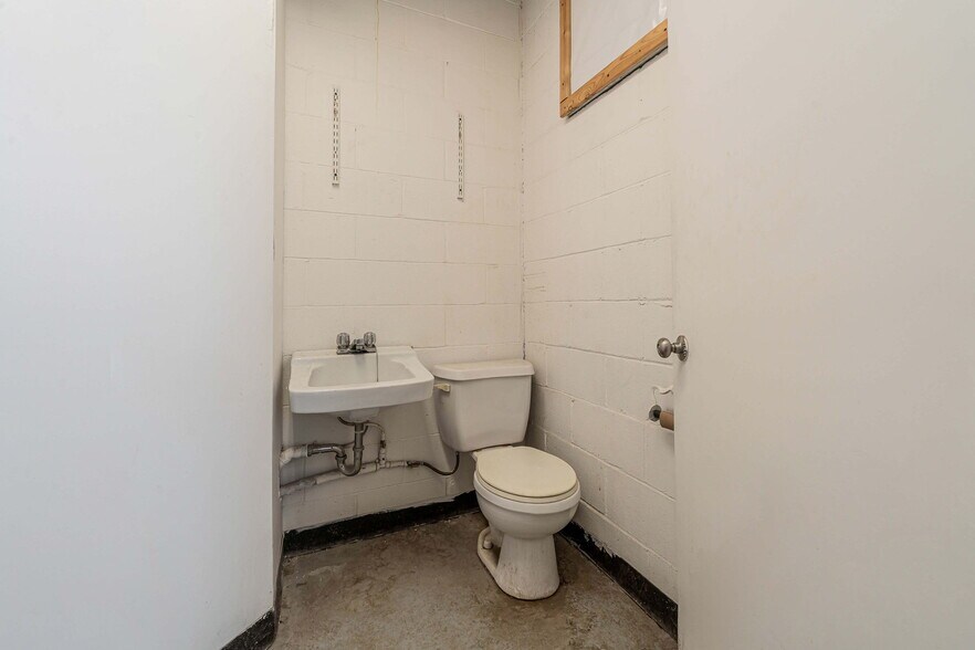 More Photos Of 8515 Av 9e, Montréal Light Manufacturing For Lease