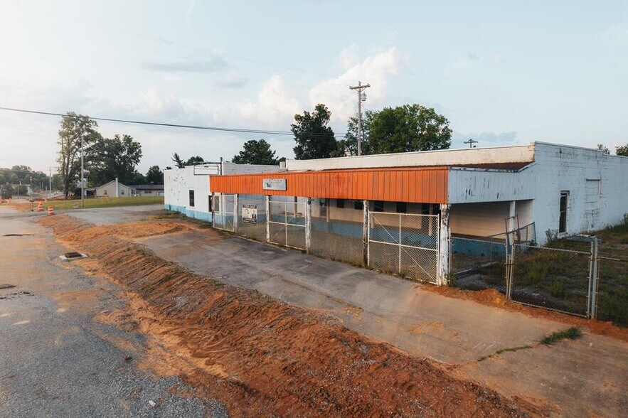 Primary Photo Of 1470 S Jefferson Ave, Cookeville Showroom For Sale