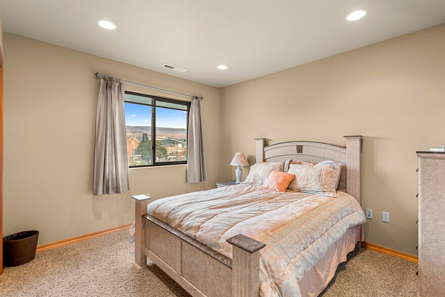 More Photos Of 10 N Chelan Ave, Wenatchee Veterinarian Kennel For Lease