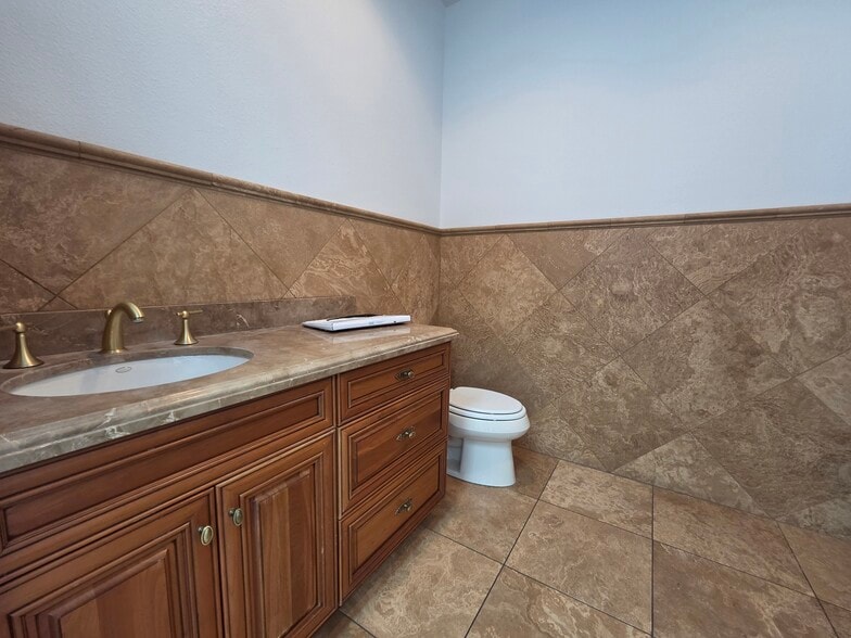 More Photos Of 2435 W Horizon Ridge Pky, Henderson Medical For Lease
