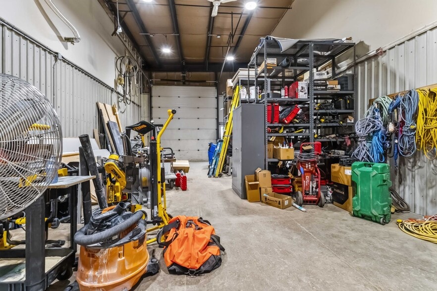 More Photos Of 2081 Piper Ln, London Industrial For Lease