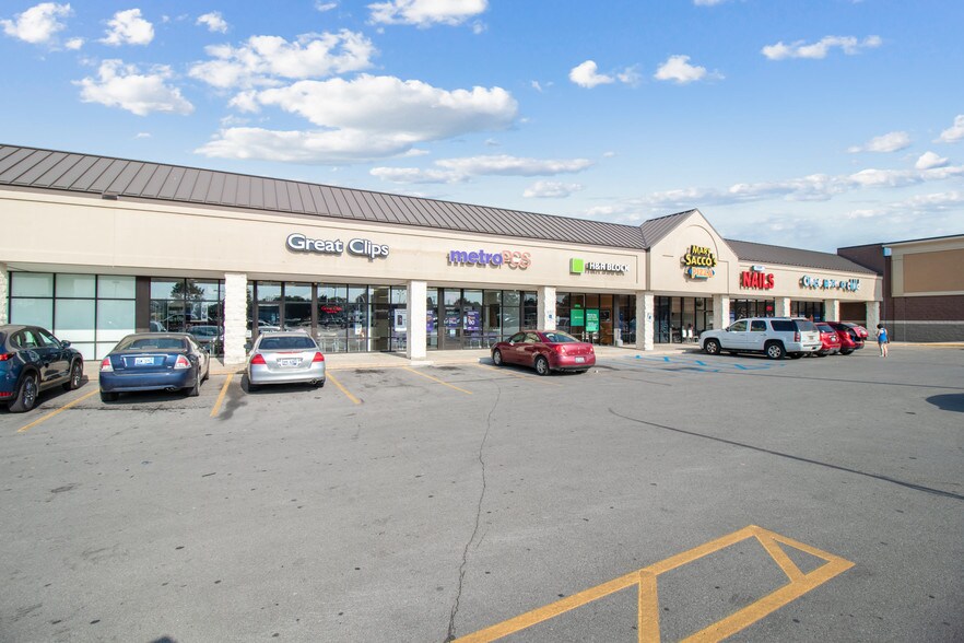 More Photos Of 850-1020 S Monroe St, Monroe Supermarket For Lease