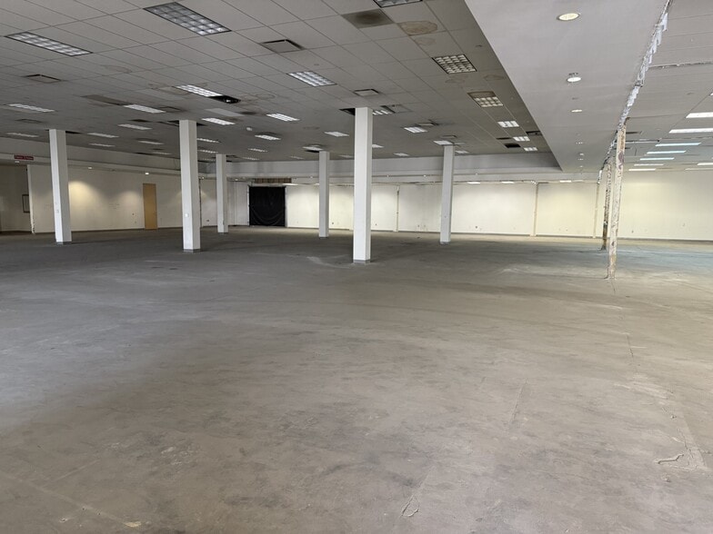 More Photos Of 15001 S Figueroa St, Gardena Distribution For Lease