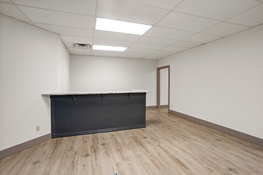 More Photos Of 4734 Benbrook Blvd, Benbrook Unknown For Lease