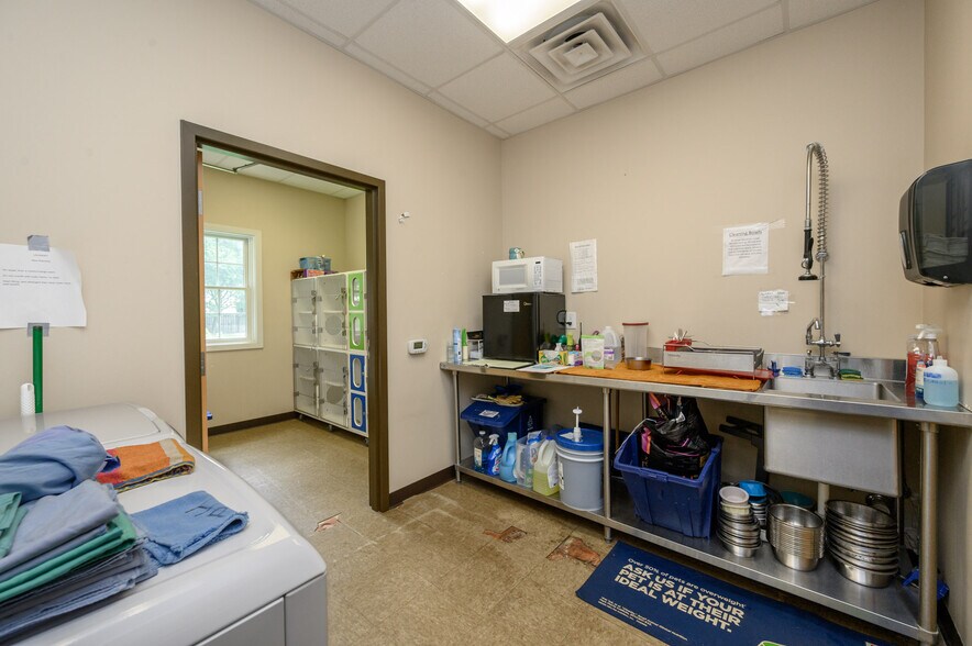 More Photos Of 612 Mount Pleasant Ave, West Orange Veterinarian Kennel For Sale
