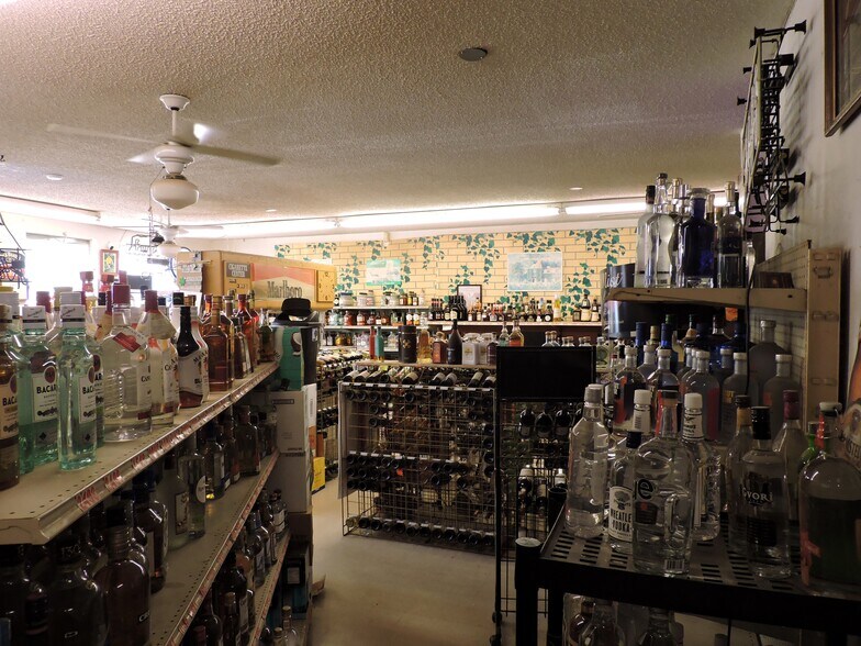 More Photos Of 2324 W Main St, Gun Barrel City General Retail For Sale